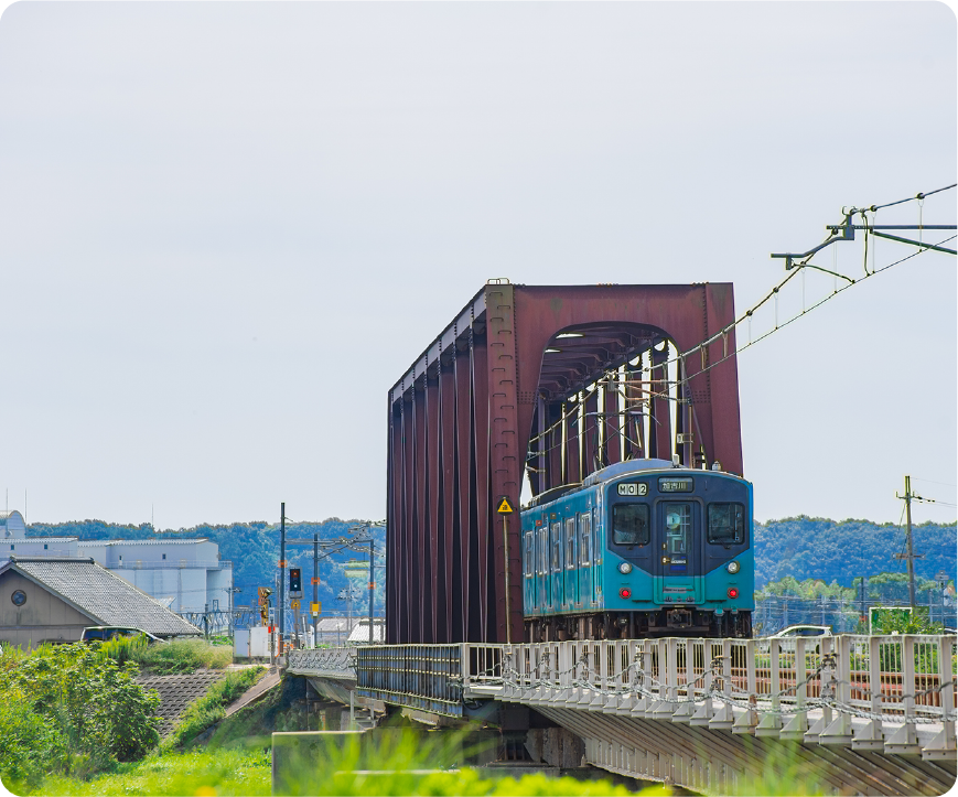 電車が陸橋を走る画像